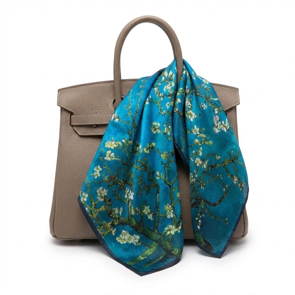 Carré de soie bleu | Douceur précieuse et allure sophistiquée Bleu / 53x53cm The Foulard