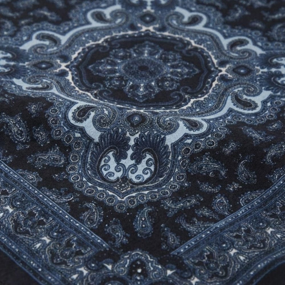 Foulard en satin bleu marine avec motifs paisley, idéal pour un style tendance et affirmé