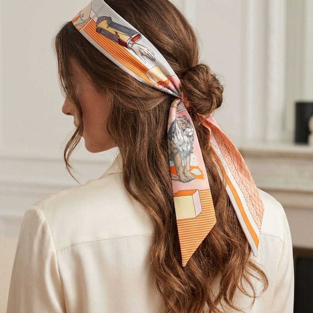 Foulard en satin aux motifs colorés, noué dans les cheveux d'une femme, décor élégant en intérieur