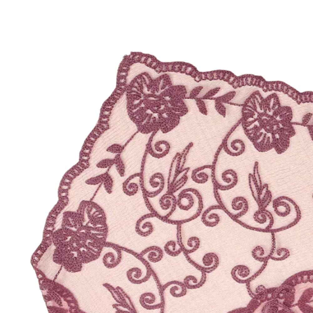 Foulard en dentelle rose avec motifs floraux brodés en violet, forme carrée et bords ondulés