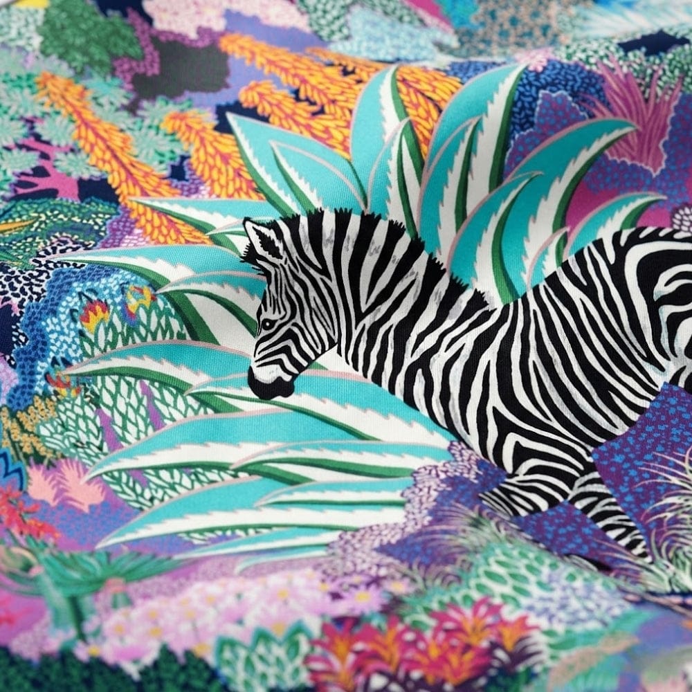 Foulard en satin avec motif zèbre sur fond coloré, idéal pour un style chic et audacieux
