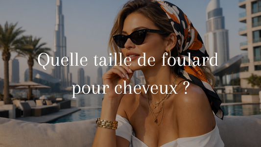 Femme élégante d’environ 30 ans, au style tendance et expressif, portant un foulard dans les cheveux, assise sur une terrasse moderne à Dubaï