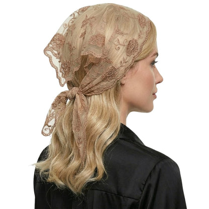 Foulard en dentelle beige noué, délicat et élégant, porté par une femme aux cheveux blonds