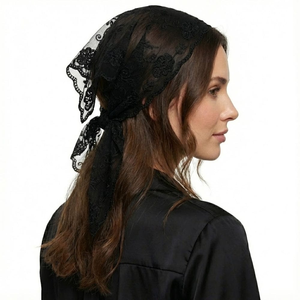 Foulard en dentelle noire noué, apportant une touche gothique et romantique à une tenue élégante