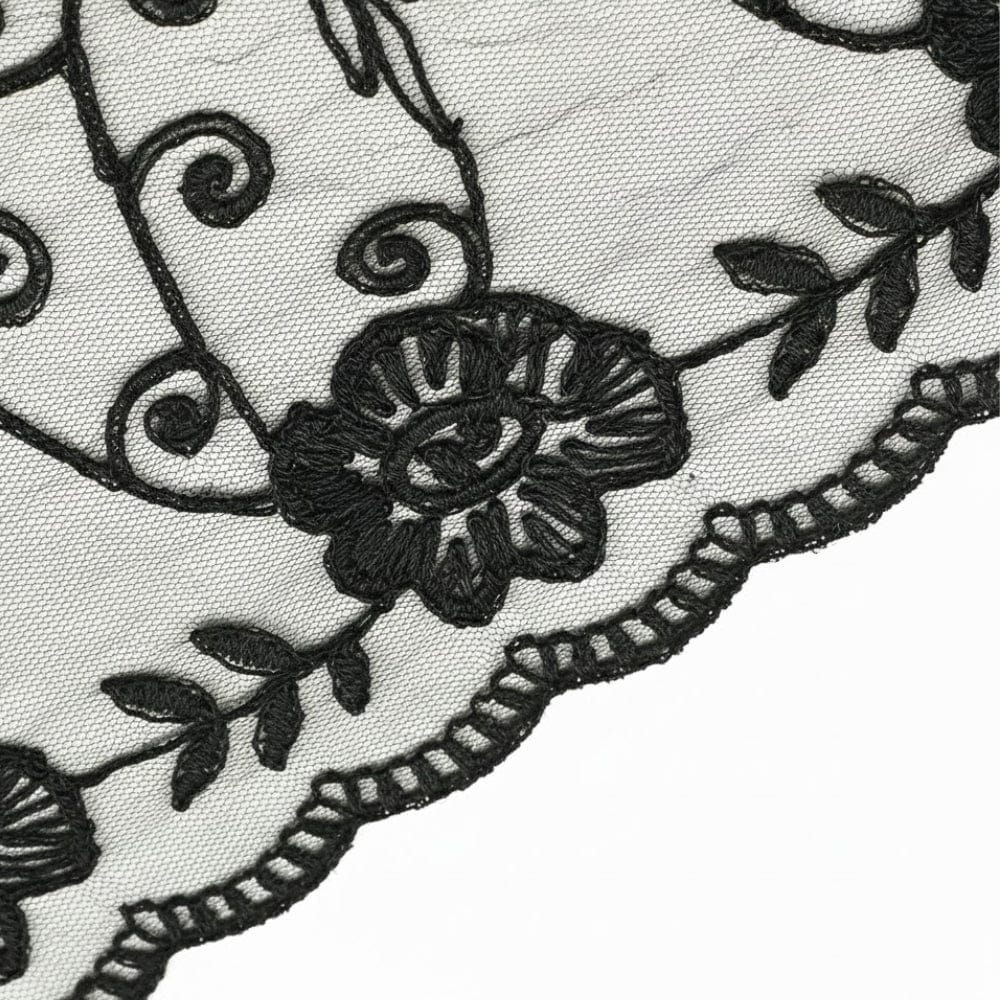 Foulard en dentelle noire avec motifs floraux, délicat et élégant, parfait pour un style gothique romantique