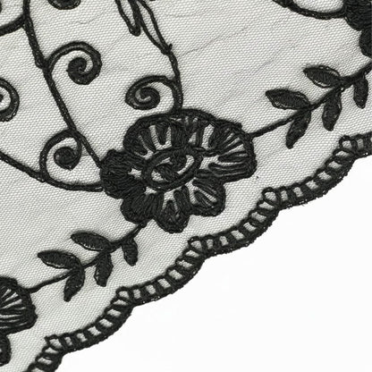 Foulard en dentelle noire avec motifs floraux, délicat et élégant, parfait pour un style gothique romantique