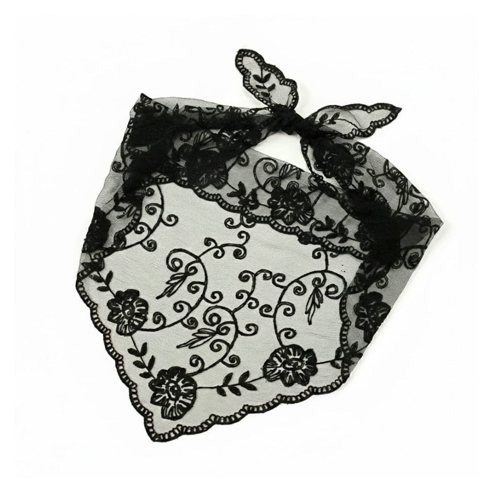 Foulard en dentelle noire avec motifs floraux, noué en style bandana, évoquant une élégance romantique et gothique