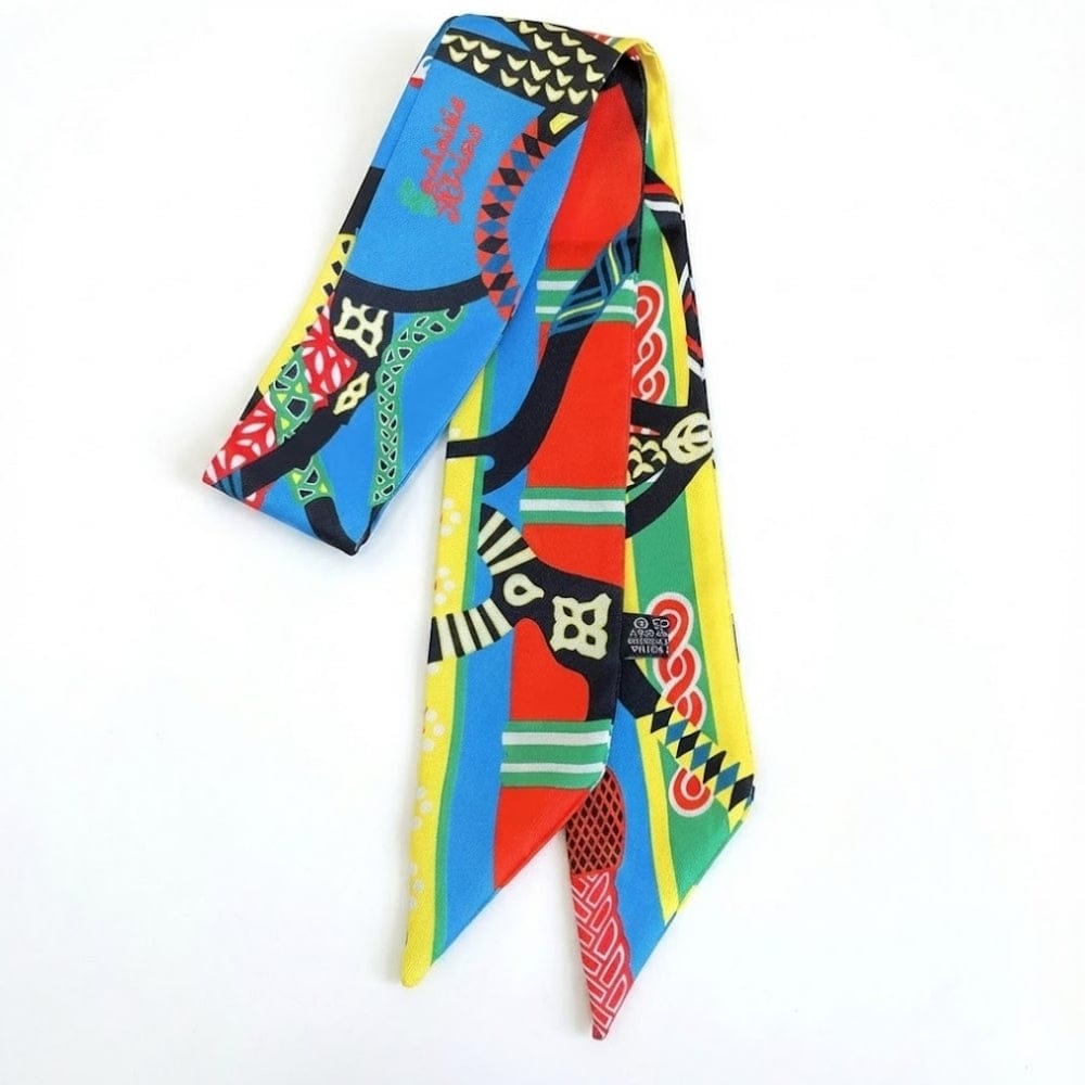 Foulard en satin aux motifs colorés, bleu, rouge, vert et noir, idéal pour un style élégant et délicat