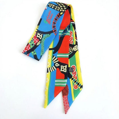 Foulard en satin aux motifs colorés, bleu, rouge, vert et noir, idéal pour un style élégant et délicat