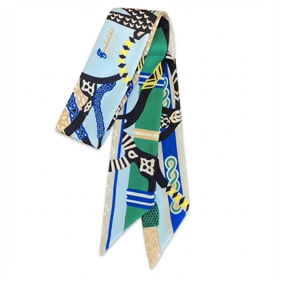 Foulard en soie aux motifs colorés, présentant des nuances de bleu, vert et beige, drapé élégamment