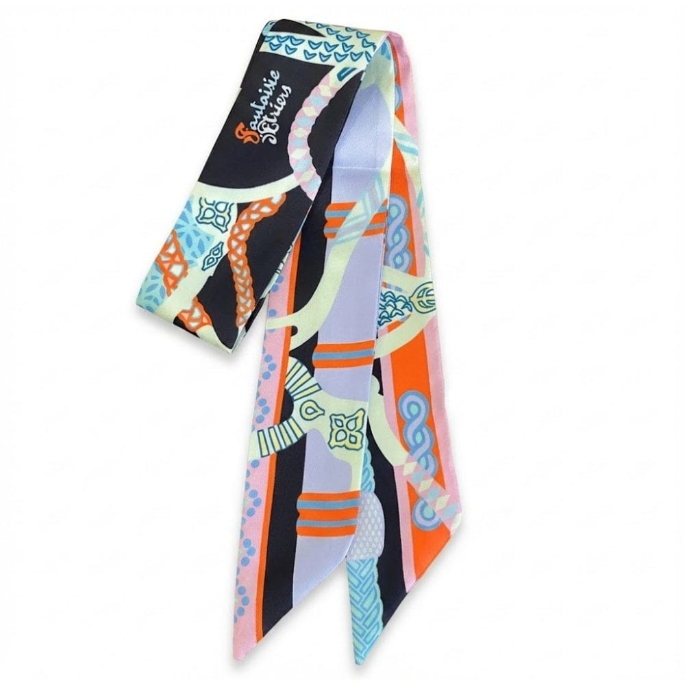 Foulard en satin aux motifs colorés, noué délicatement, idéal pour un style élégant et féminin