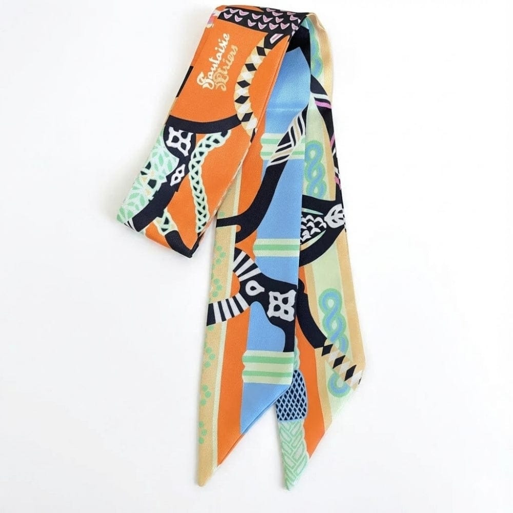 Foulard en satin aux motifs colorés orange, bleu et noir, idéal pour un style élégant et féminin