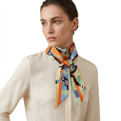 Foulard en satin aux motifs colorés, noué autour du cou d'une femme, ajoutant une touche élégante à sa tenue