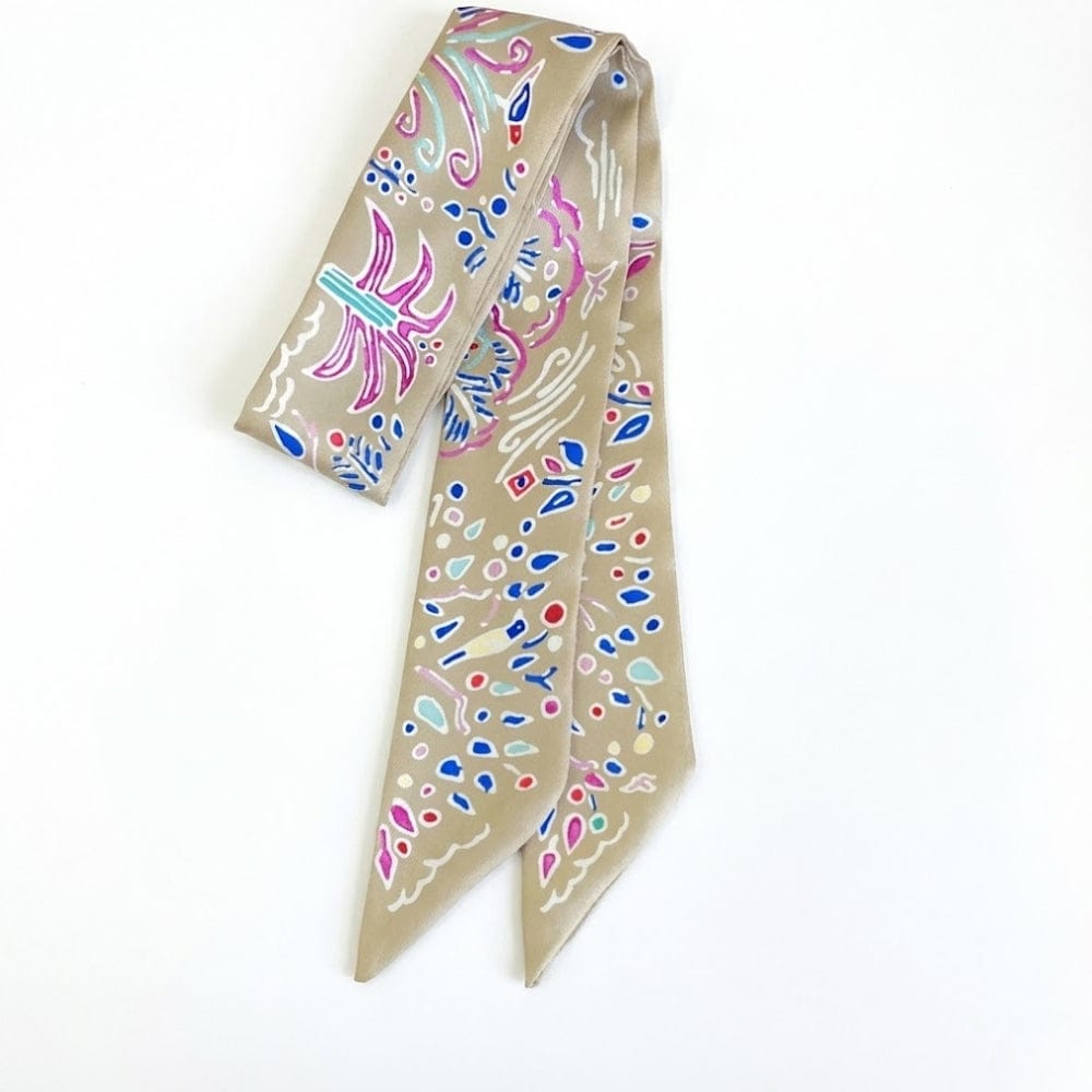 Foulard en satin beige avec motifs colorés, idéal comme bandeau chic pour cheveux