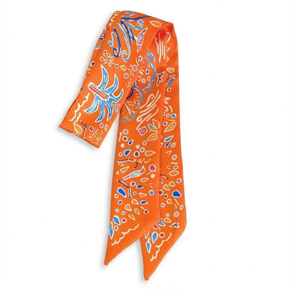 Foulard en satin orange avec motifs colorés, noué en bandeau pour cheveux, élégant et polyvalent