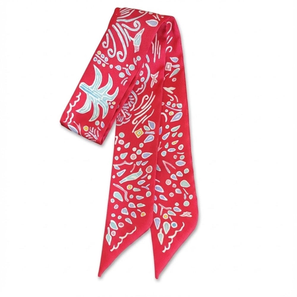 Foulard en satin rouge avec motifs colorés, noué en bandeau, parfait comme accessoire chic pour cheveux