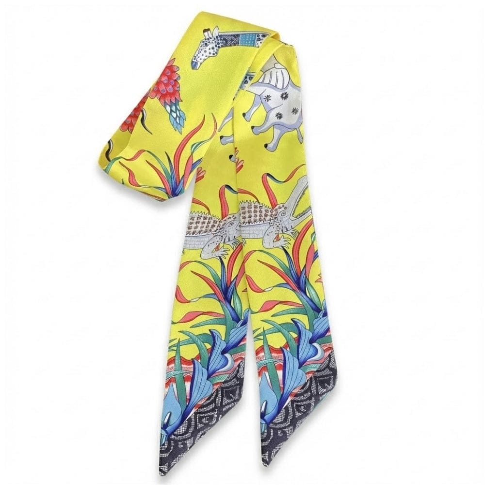 Foulard en satin jaune avec motifs animaliers colorés et fleurs, forme longue et élégante, idéal pour un style moderne