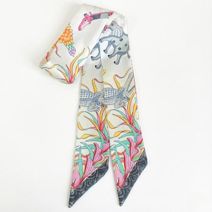 Foulard en soie aux motifs colorés d'animaux et de fleurs, avec des bords en contraste, élégant et délicat