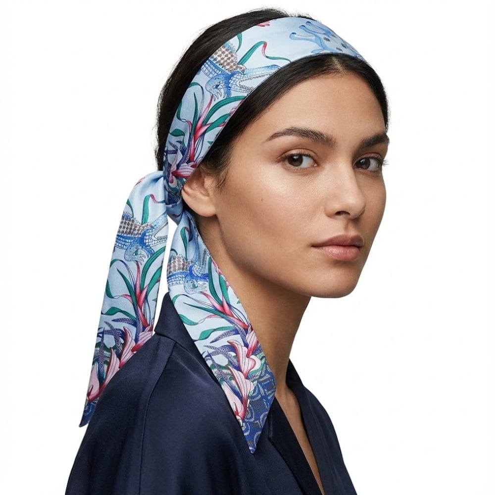 Foulard en satin bleu clair avec motifs floraux, noué élégamment sur la tête d'une femme