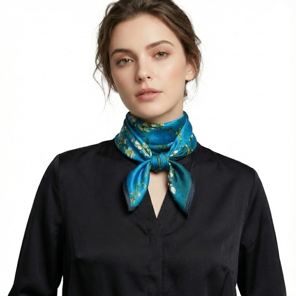 Carré de soie bleu | Douceur précieuse et allure sophistiquée Bleu / 53x53cm The Foulard
