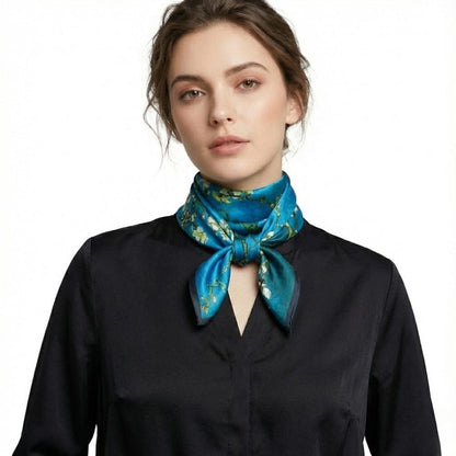 Carré de soie bleu | Douceur précieuse et allure sophistiquée Bleu / 53x53cm The Foulard