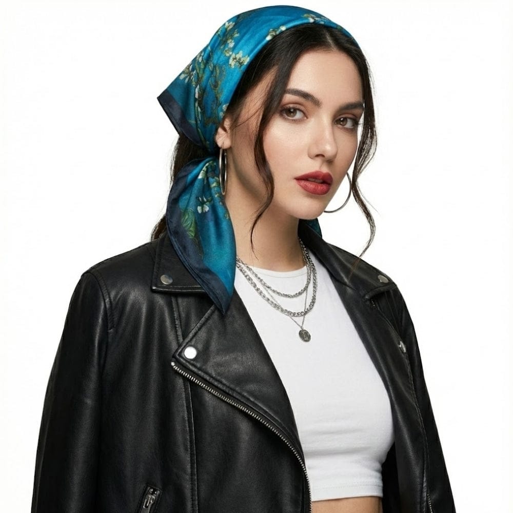 Carré de soie bleu | Douceur précieuse et allure sophistiquée Bleu / 53x53cm The Foulard