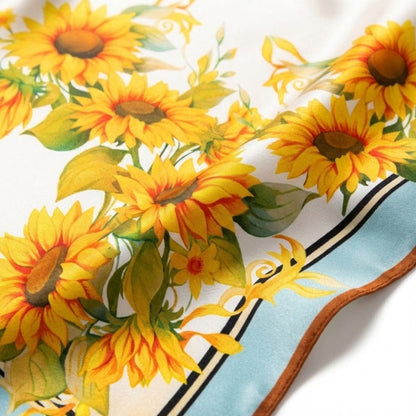 Carré de soie jaune | Teinte solaire et motifs floraux Jaune / 53x53cm The Foulard