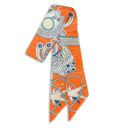 Foulard en soie orange à motifs graphiques, noué avec élégance, apportant une touche chic et féminine