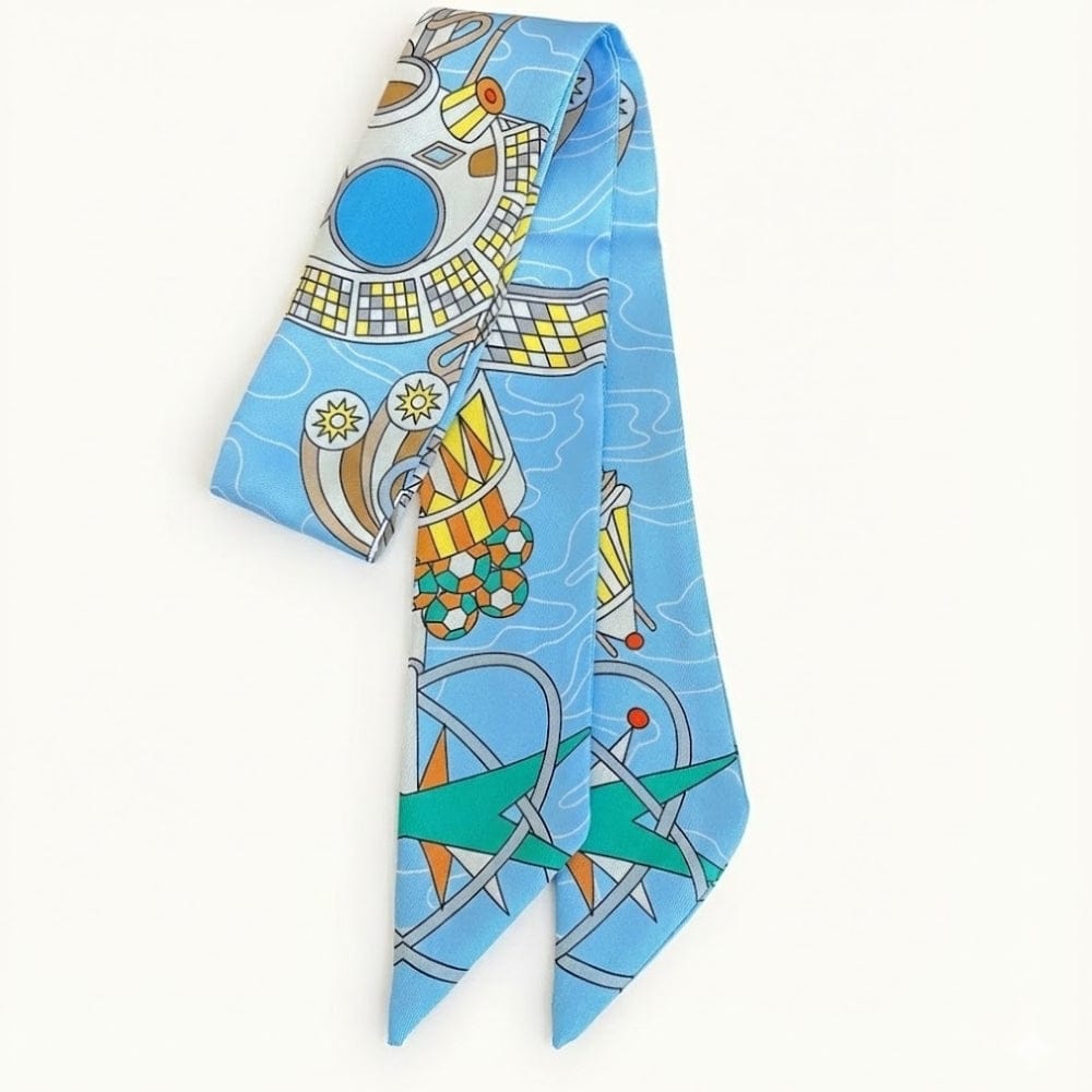 Foulard en satin bleu avec motifs graphiques colorés, noué élégamment sur un fond blanc