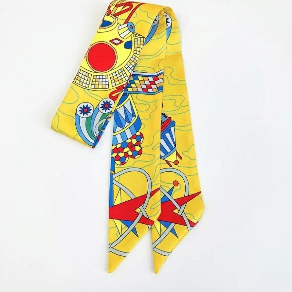 Foulard en satin jaune avec motifs géométriques colorés, noué de manière élégante sur un fond blanc