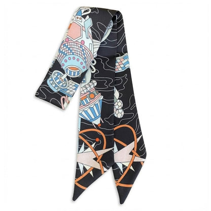 Foulard en satin noir avec motifs colorés, forme longue et élégante, idéal pour un look chic et féminin