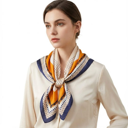 Foulard carré en satin aux motifs géométriques orange et bleu, noué élégamment autour du cou d'une femme