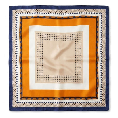 Foulard carré en satin aux couleurs orange, beige et bleu marine, avec motifs géométriques élégants et finition soignée