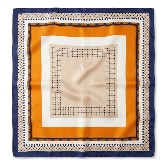 Foulard carré en satin aux couleurs orange, beige et bleu marine, avec motifs géométriques élégants et finition soignée