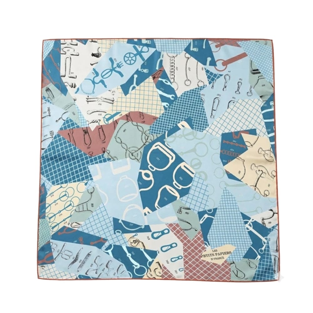 Foulard carré en soie avec motifs géométriques colorés dans des tons de bleu, beige et rouge