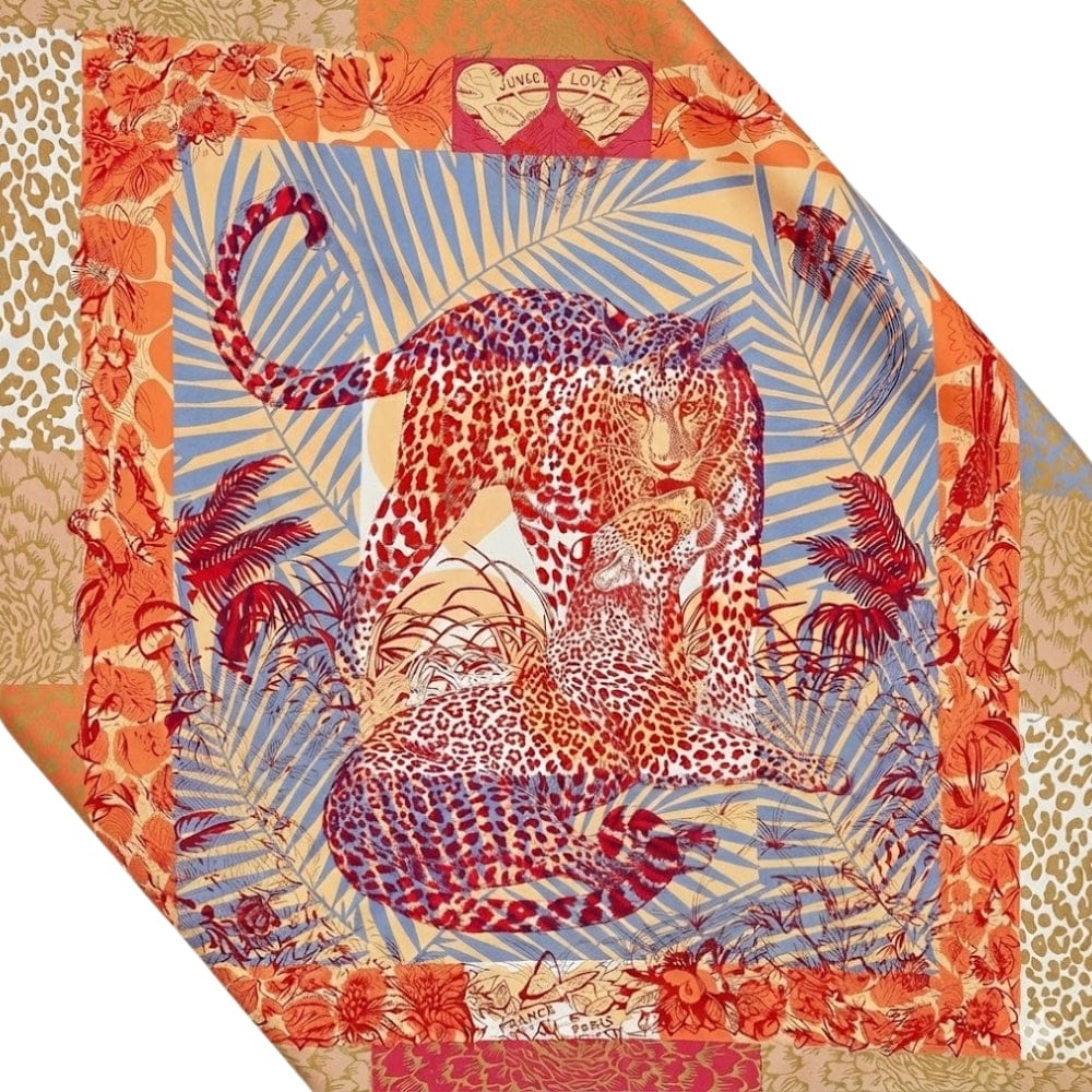Foulard carré en satin aux motifs de léopards sur fond coloré, avec des éléments floraux et tropicaux
