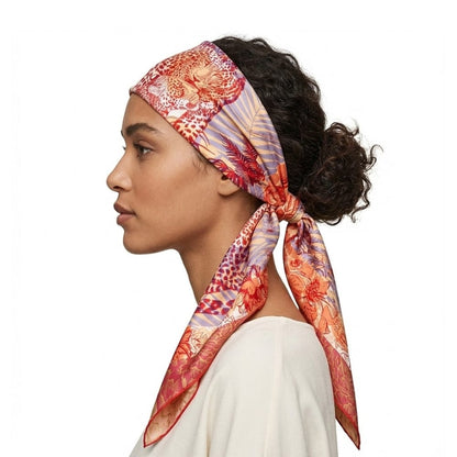 Foulard en satin aux motifs colorés, noué sur la tête d'une femme avec des cheveux bouclés