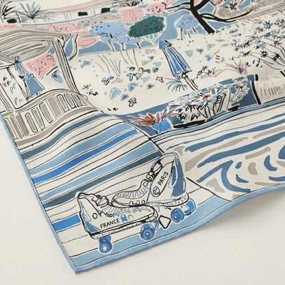 Foulard en satin carré aux motifs colorés représentant des rollers, dominé par des teintes de bleu et beige