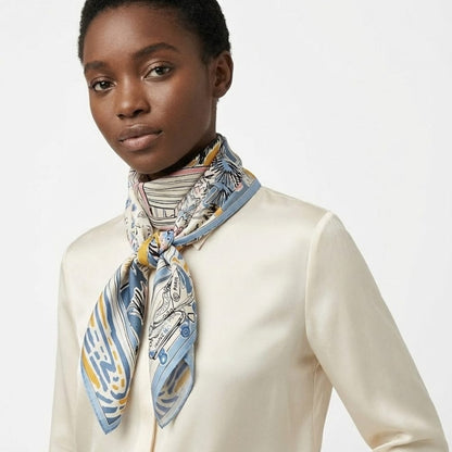 Foulard en soie aux motifs colorés, noué autour du cou d'une femme, sur fond blanc élégant