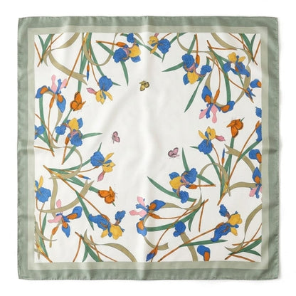 Foulard carré en satin avec motifs floraux colorés sur fond blanc, encadré d'une bordure verte