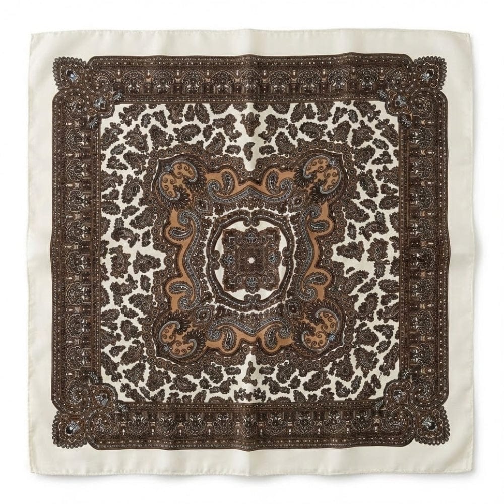 Foulard carré en satin avec motifs léopard et paisley dans des tons marron et crème, posé à plat
