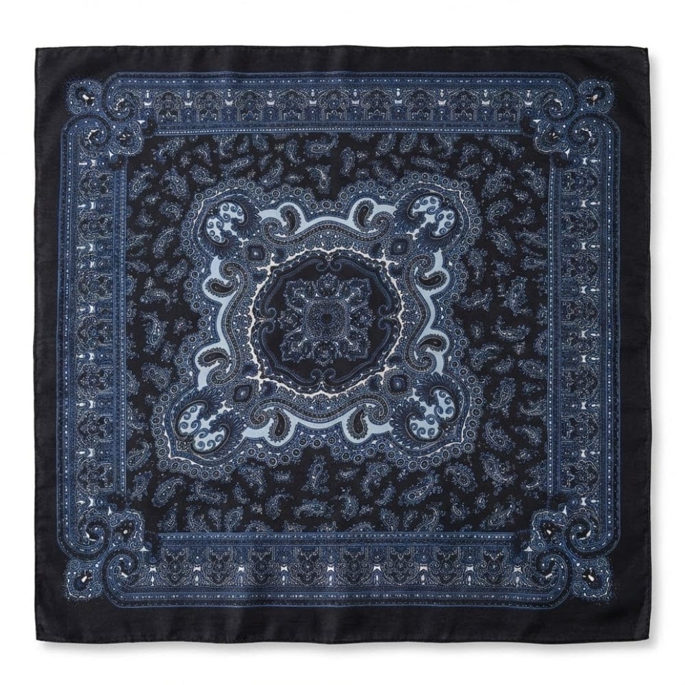 Foulard carré en satin noir et bleu, motif paisley élégant, parfait pour un style affirmé