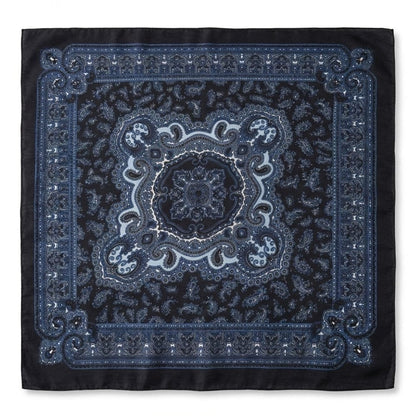 Foulard carré en satin noir et bleu, motif paisley élégant, parfait pour un style affirmé