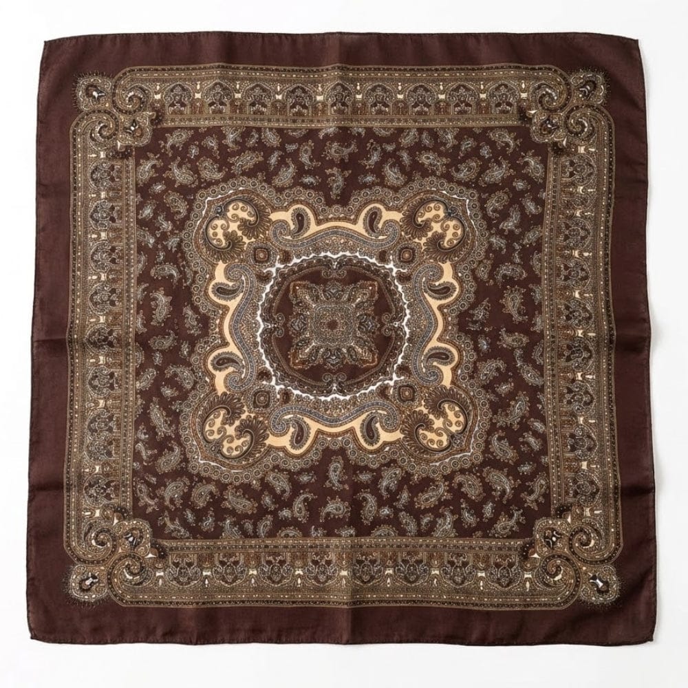 Foulard carré en satin marron avec motifs paisley et dorés, parfait pour un style tendance et affirmé