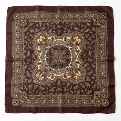 Foulard carré en satin marron avec motifs paisley et dorés, parfait pour un style tendance et affirmé