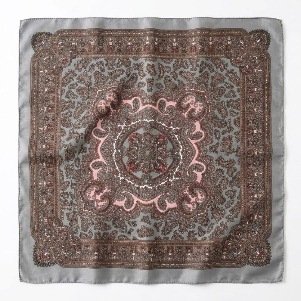 Foulard carré en satin gris avec motifs floraux en rose et marron, idéal pour un look élégant