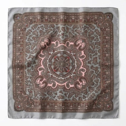 Foulard carré en satin gris avec motifs floraux en rose et marron, idéal pour un look élégant