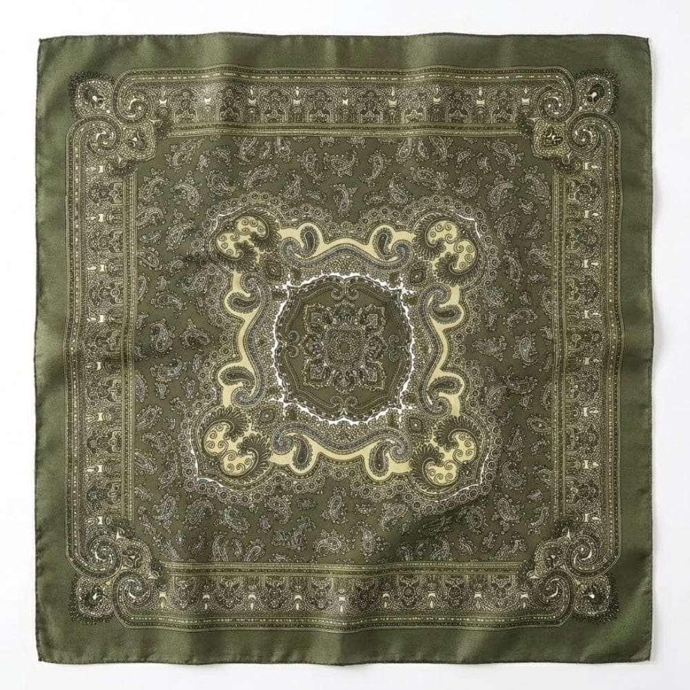 Foulard carré en satin vert olive avec motifs paisley et bordure dorée, posé sur fond blanc