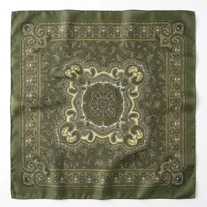 Foulard carré en satin vert olive avec motifs paisley et bordure dorée, posé sur fond blanc