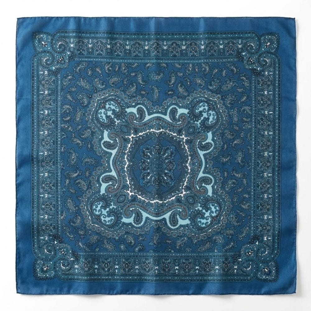 Foulard carré en satin bleu avec motifs paisley et bordure décorative, idéal pour un style affirmé